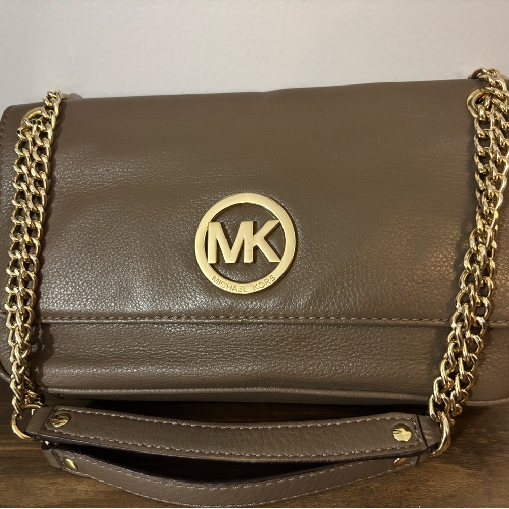Michael Kors shoulder purse with built in card slots taupe brown